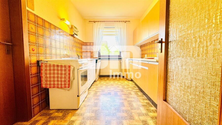 Solider Familien-Bungalow mit großem Potenzial in ruhiger Lage mit Wintergarten und Garage - EG Küche / EBK